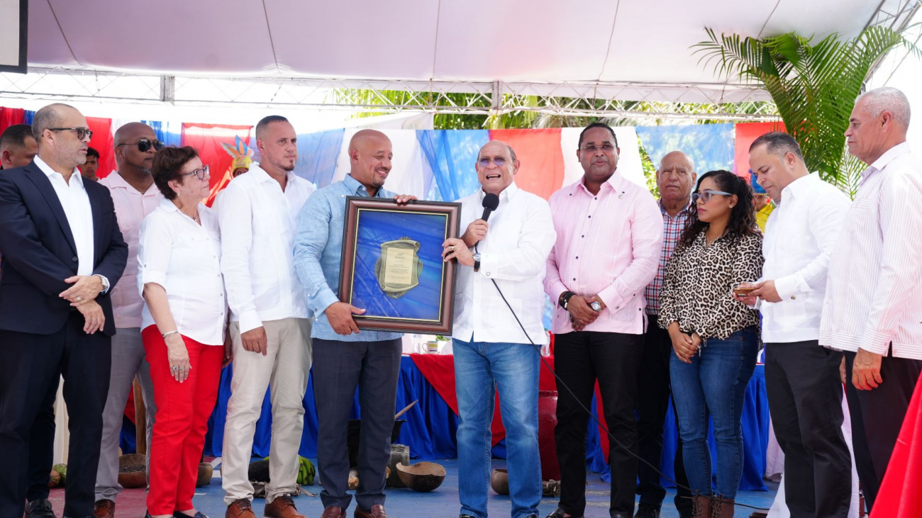 INFOTEP entrego un reconocimiento al alcalde de Lawrence Brian DePena por sus aportes en beneficio de la comunidad dominicana
