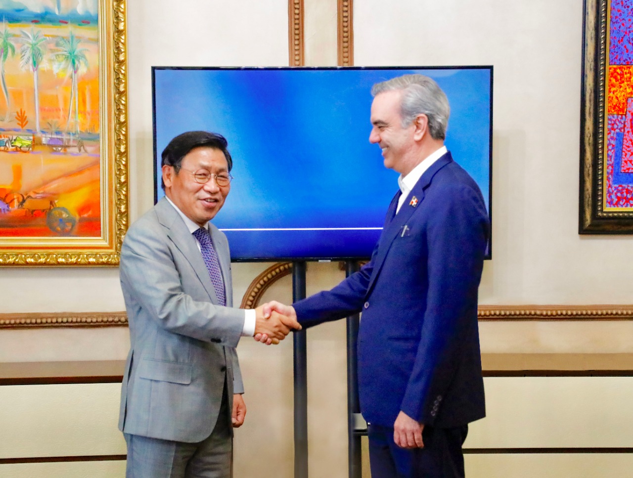 El presidente Abinader se reune con el jefe global de electrodomesticos digitales de Samsung E