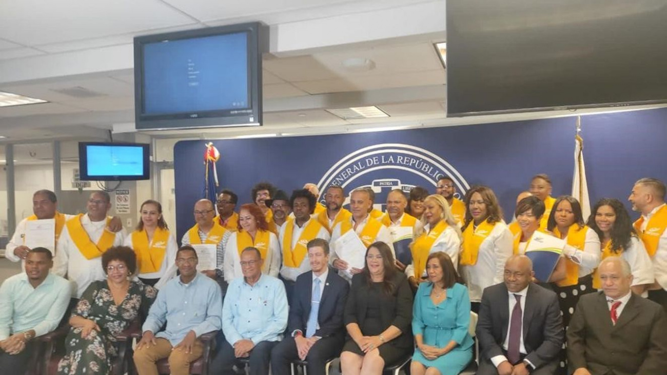 En total 51 particiapntes recibieron certificados en el primer programa de valicacion a dominicanos y dominicanas en el exterior