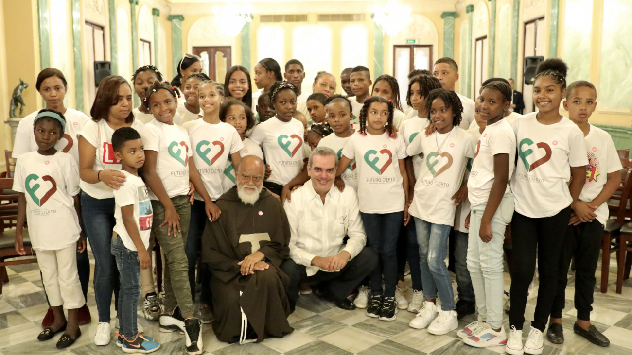 Presidente Abinader y ninos de la Fundacion Futuro Cierto