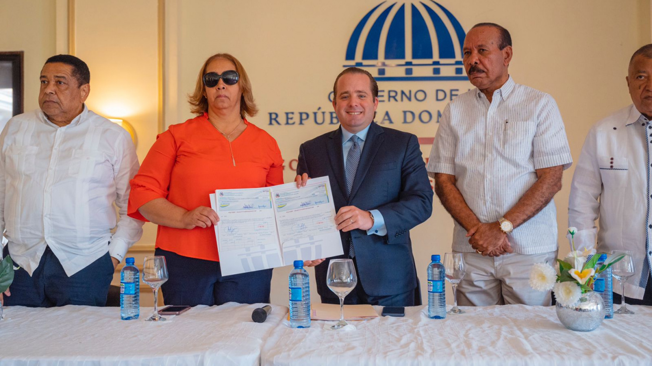 Jose Paliza entrega cheque en San Cristobal