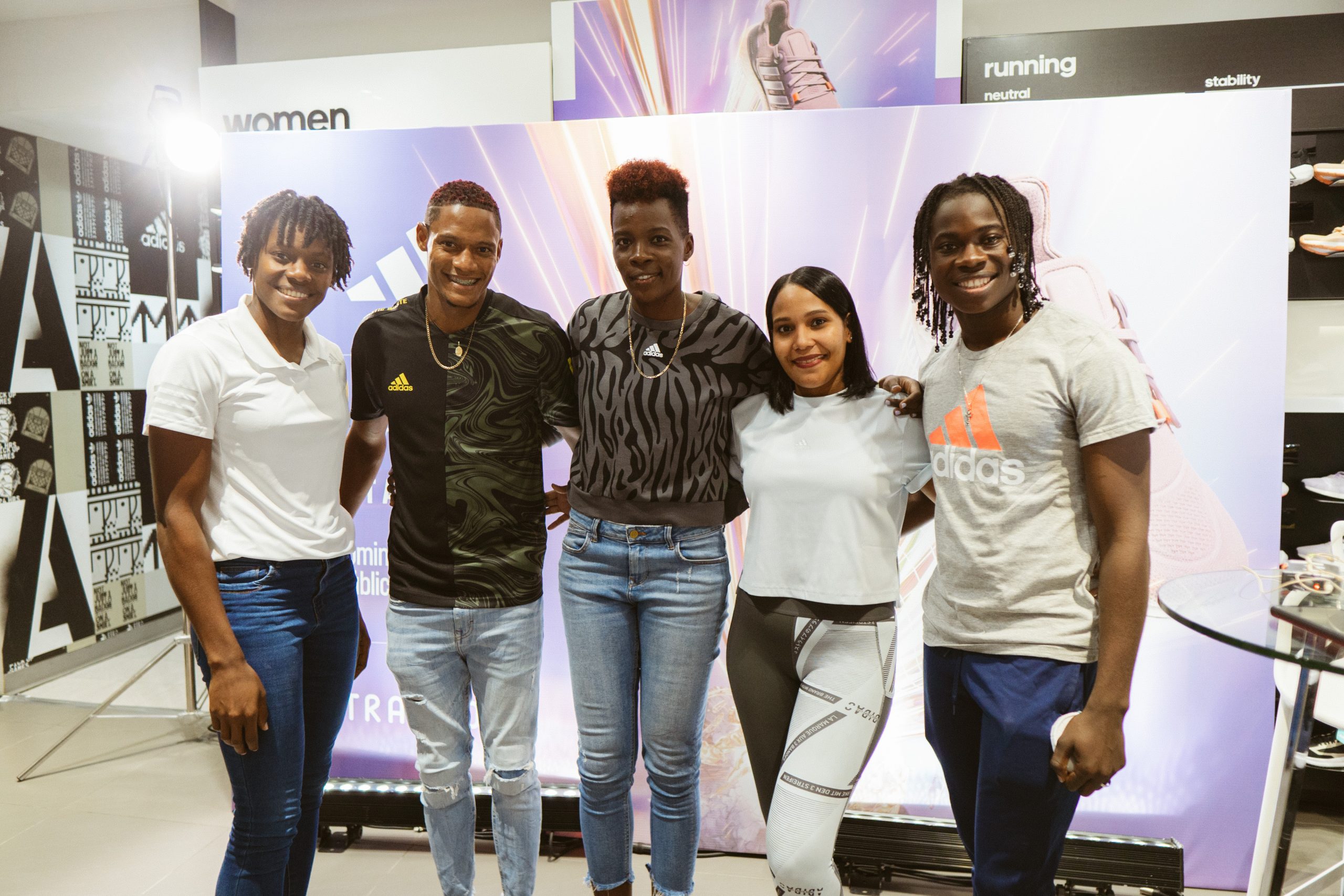 Paola Capellan en representacion de la marca adidas junto a los atletas scaled