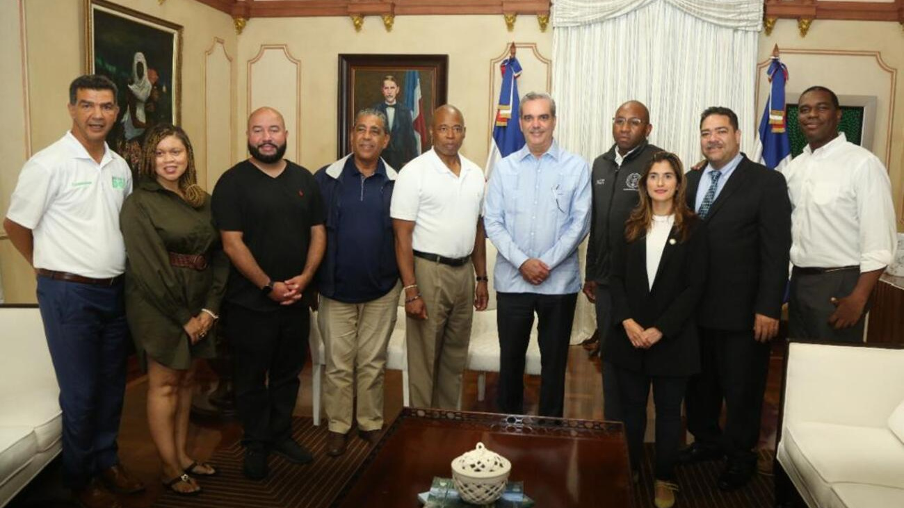 Presidente Abinader junto a la comision de funcionarios de la ciudad de Nueva York