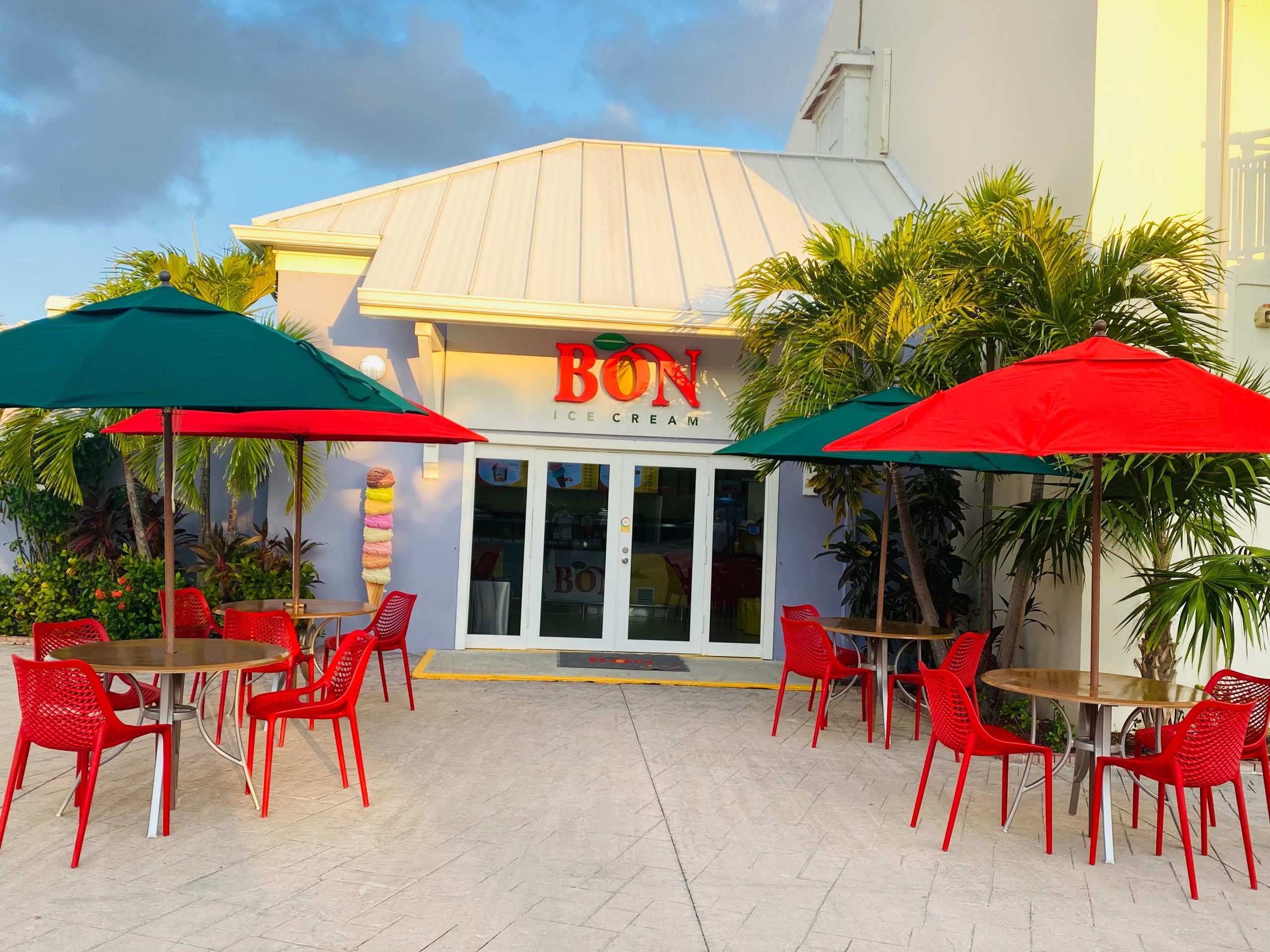 Foto 2 La nueva sucursal de Helados Bon en el puerto de cruceros Gran Turca en la isla Turca y Caicos. scaled