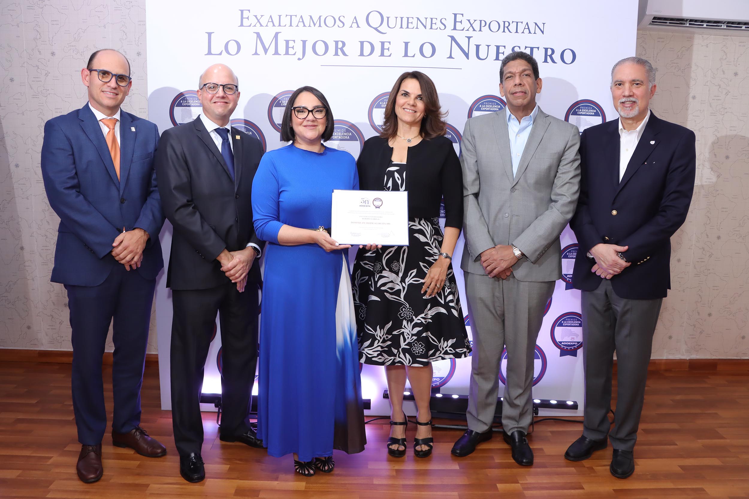 Foto 3 Julia Mateo de Dominican Tropical Fruits es nominado por directivos de Adoexpo.