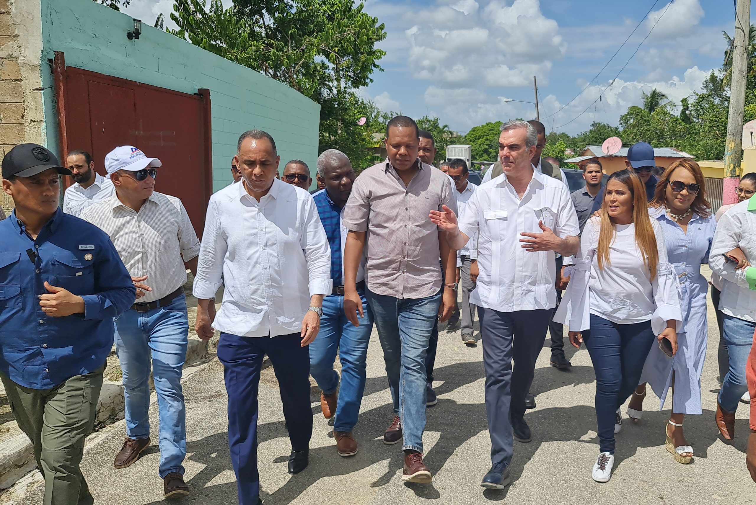 foto El presidente Luis Abinader junto al director de Pro Consumidor Eddy Alcántara y el presidente del Consejo Directivo de INDOTEL Nelso scaled