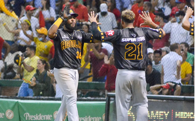 Aguilas dos tres