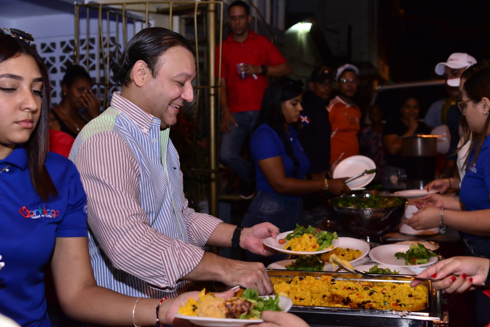 Abel sirviendo la cena a los moradores de La Yaguita