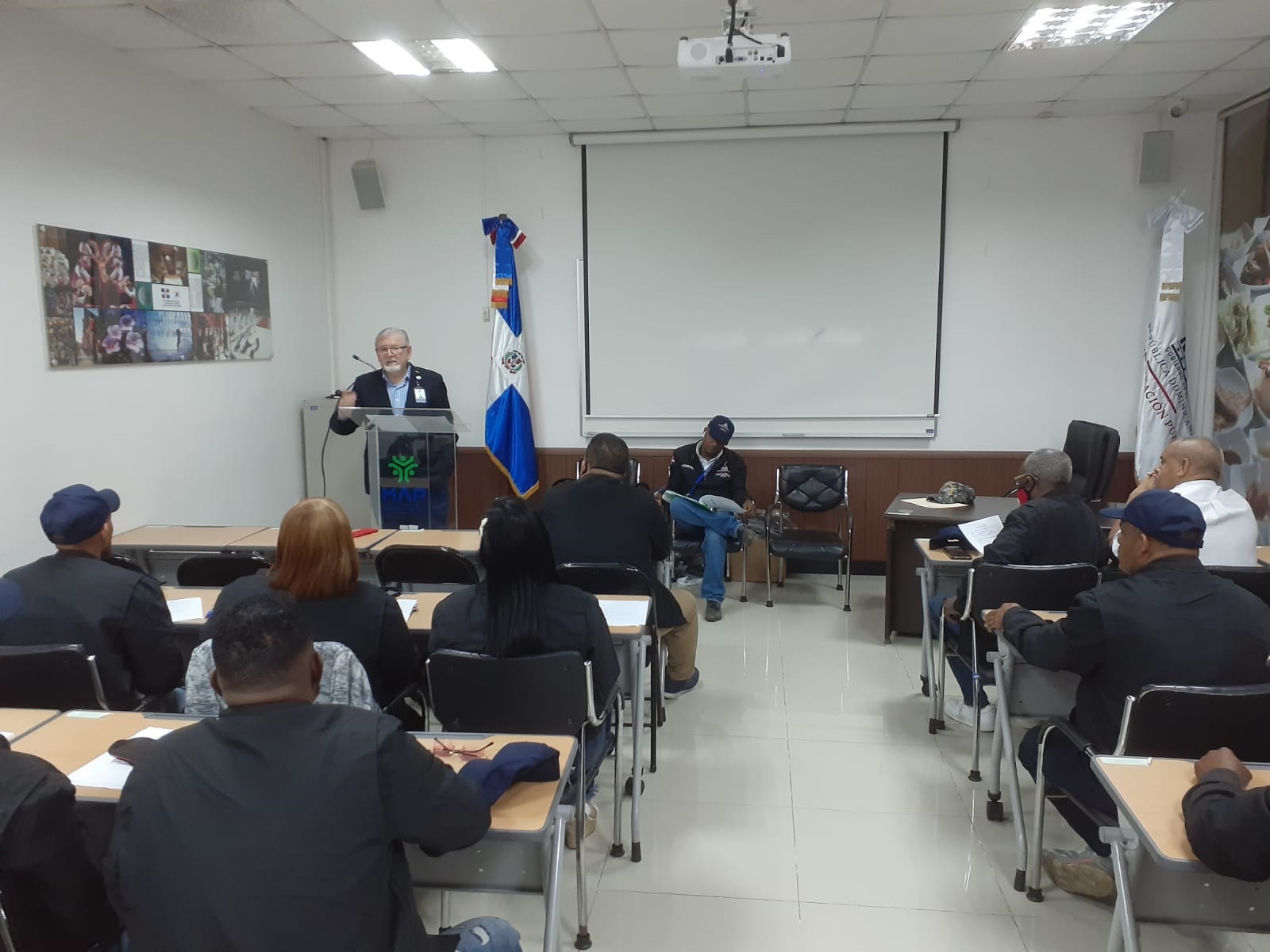 Capacitacon a empleados del MIP sobre fuegos artificiales