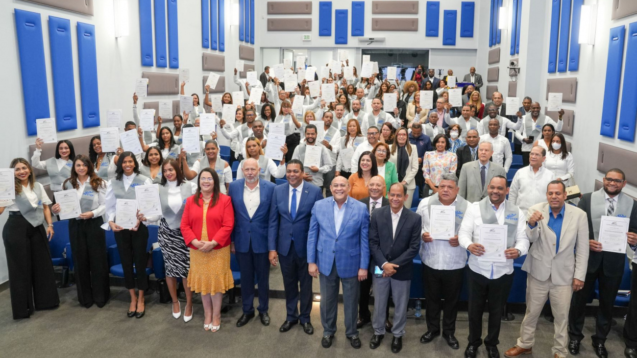 Mas de 100 funcionarios municipales egresaron de los programas