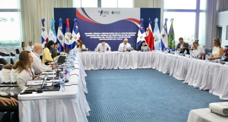 SICA reunion en Santo Domingo mesa presidencial