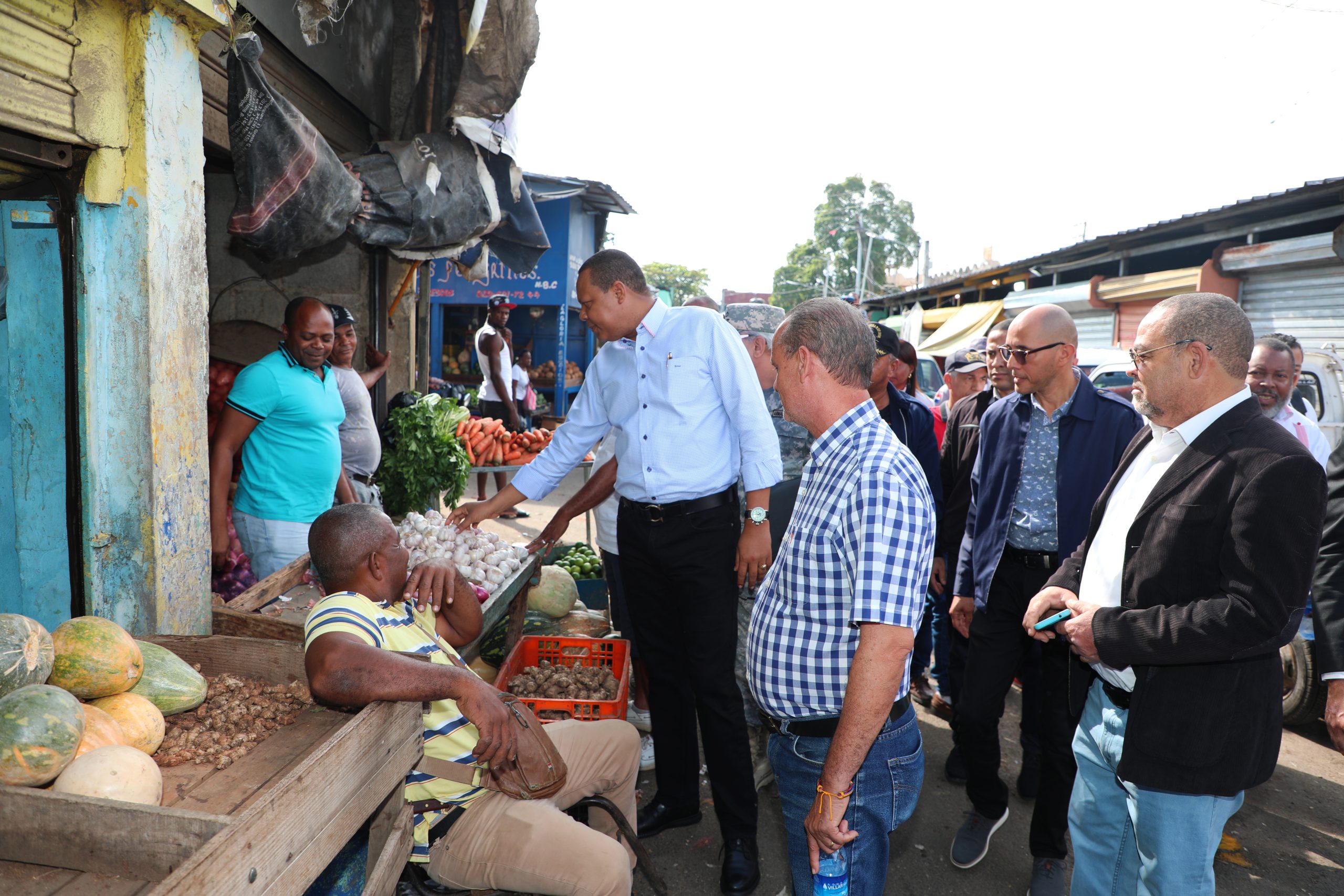 Director ejecutivo de Pro Consumidor Eddy Alcantara durante recorrido realizado este miercoles por los negocios del Mercado Nuevo de la Avenida Duarte. scaled