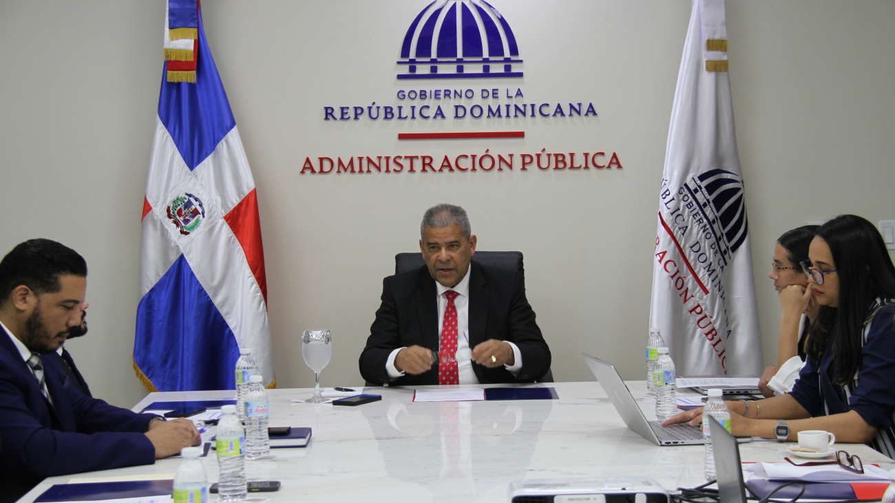 Ministro del MAP Dario Castillo Lugo junto al equipo tecnico del Gabinete de Descentralizacion