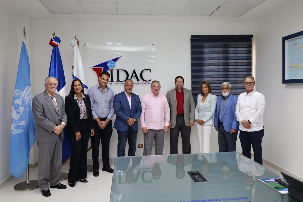 Director general junto a representantes de la empresa certificada y tecnicos del IDAC responsables del proceso