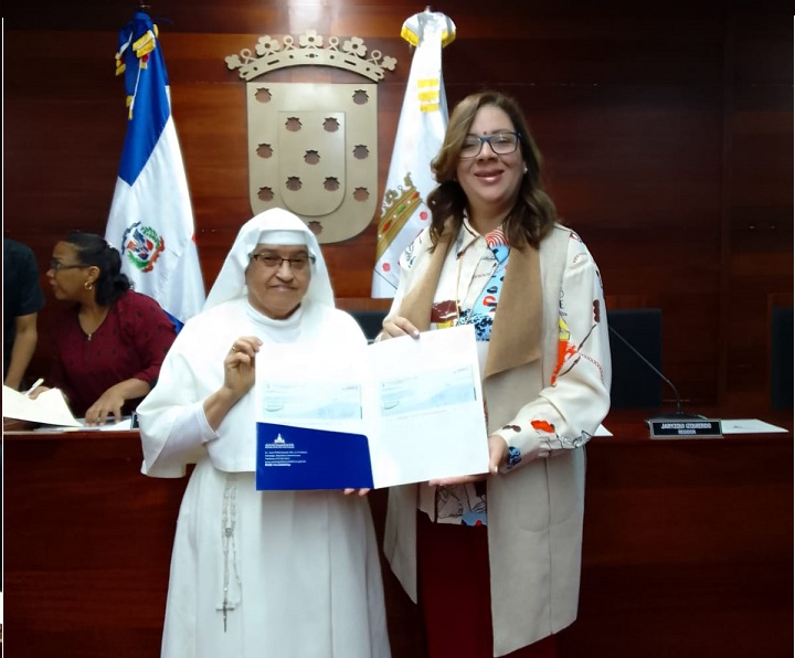 La reprsentante de Siervas de Maria recibe su cheque