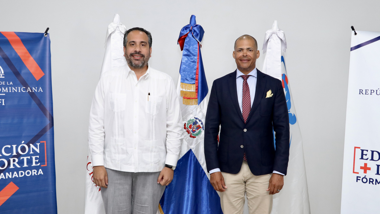 PIE 4 Alberto Rodríguez Mella director ejecutivo del INEFI posa con Felix Sánchez dos veces medallista olímpico durante el encuentro sostenido en 1