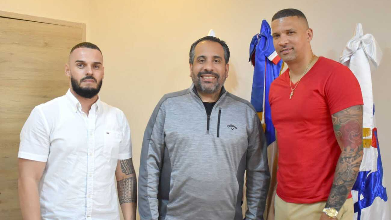Alberto Rodriguez Mella centro director ejecutivo del INEFI junto a Francisco Garcia derecha y 1 1