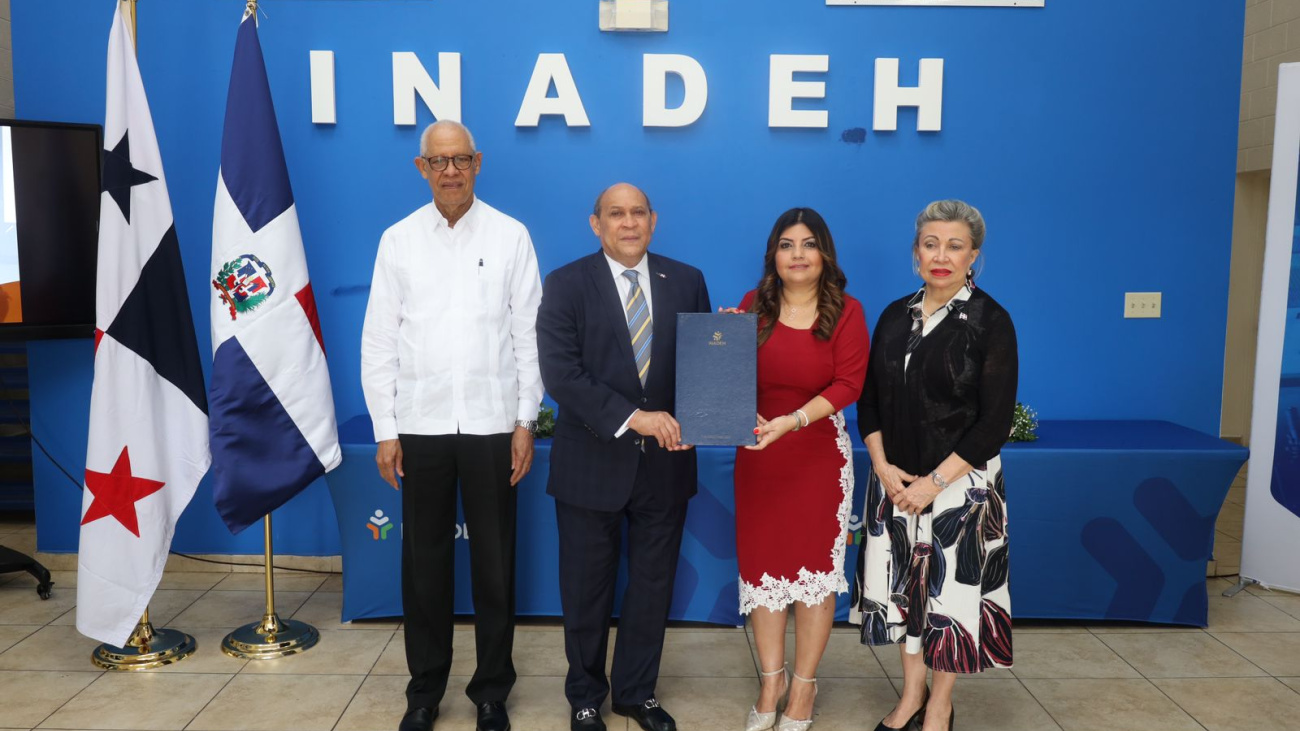 Rafael Santos Badia y Mariela Salgado acompanados de Jose Ramon Holguin y Prisca Violeta Mazara