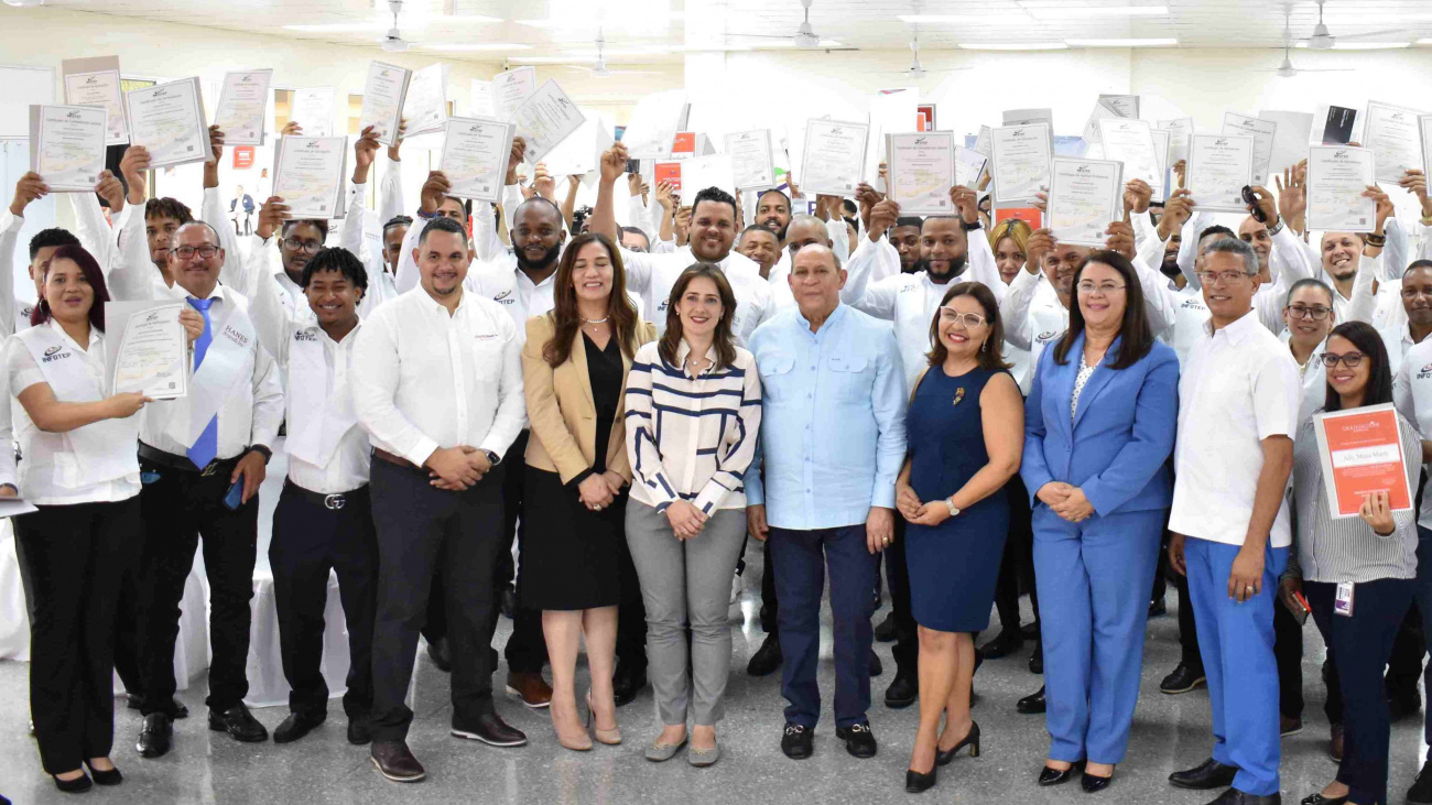 Terminaron su capacitacion mas de 300 servidores de Hanesbrands76