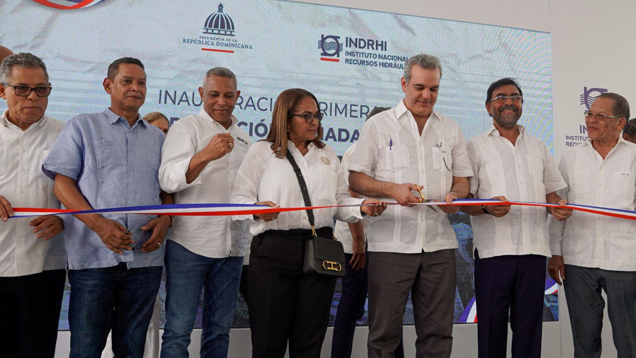 Abinader realiza corte de cinta inaugural