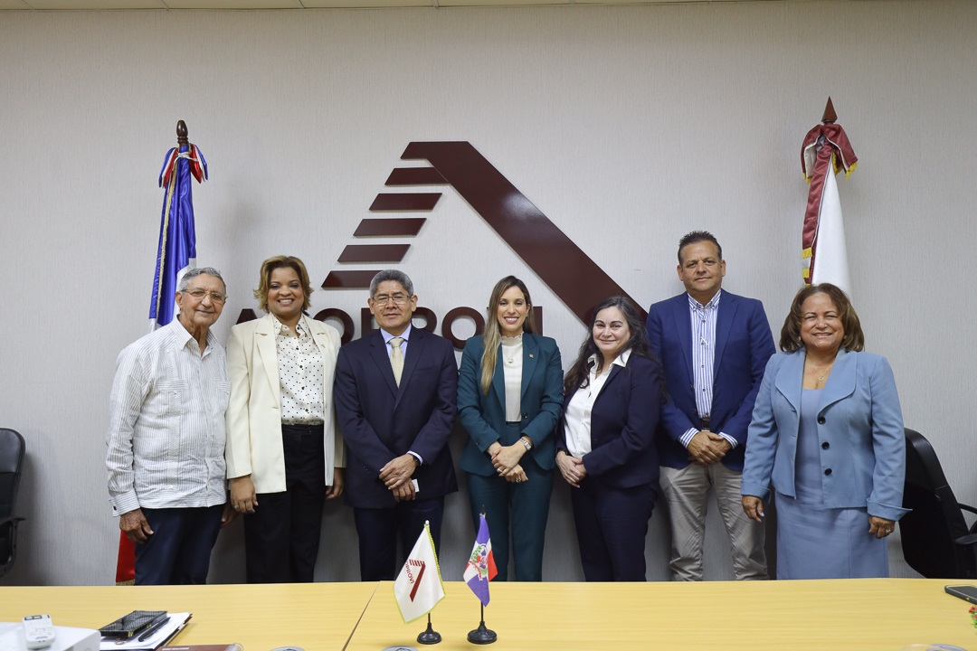 Delegacion de FMI junto a directivos de ACOPROVI