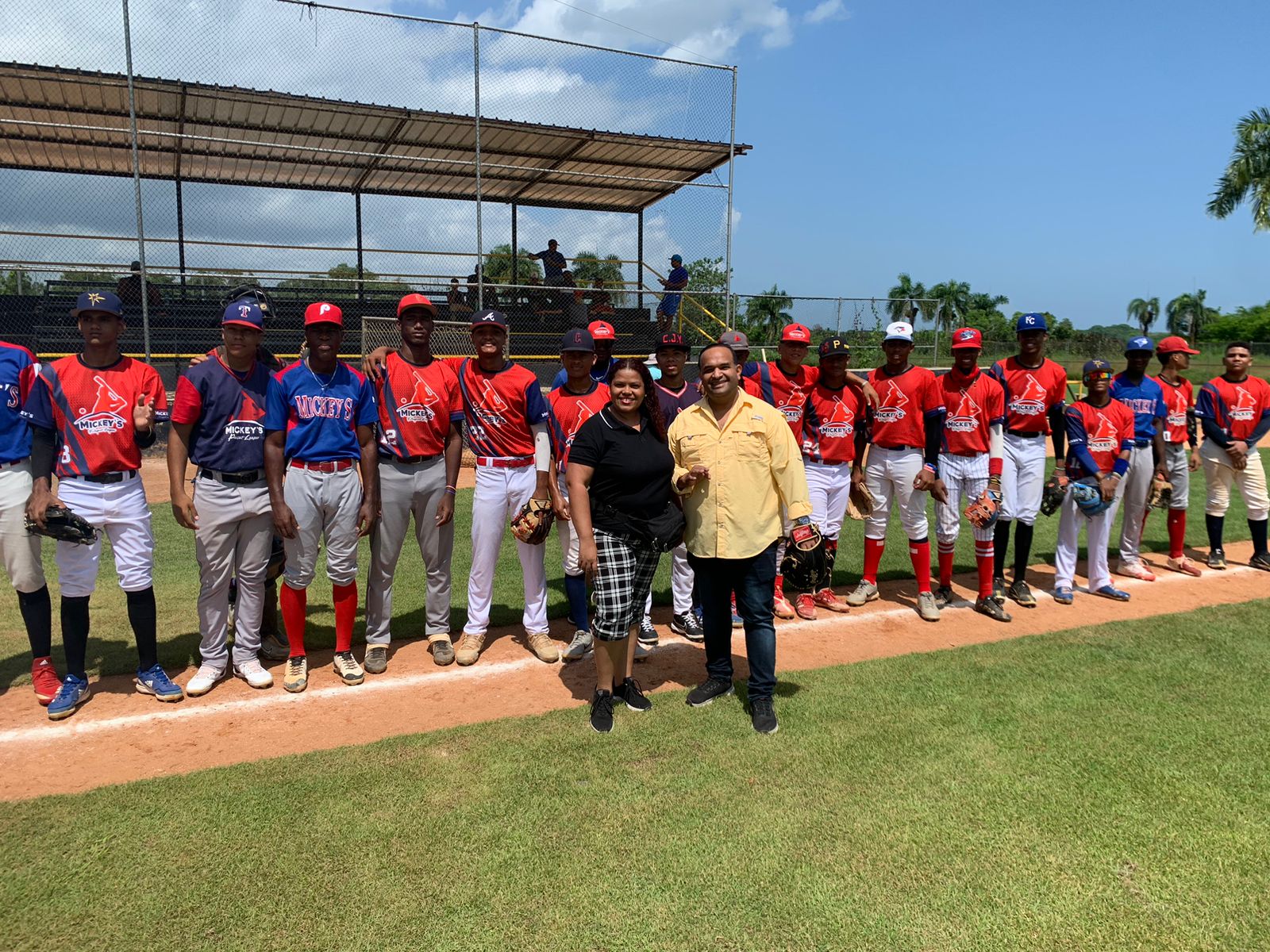 LIc. MIguelina Amador y Tony Marte Junto a equipo de Mickes Prospect