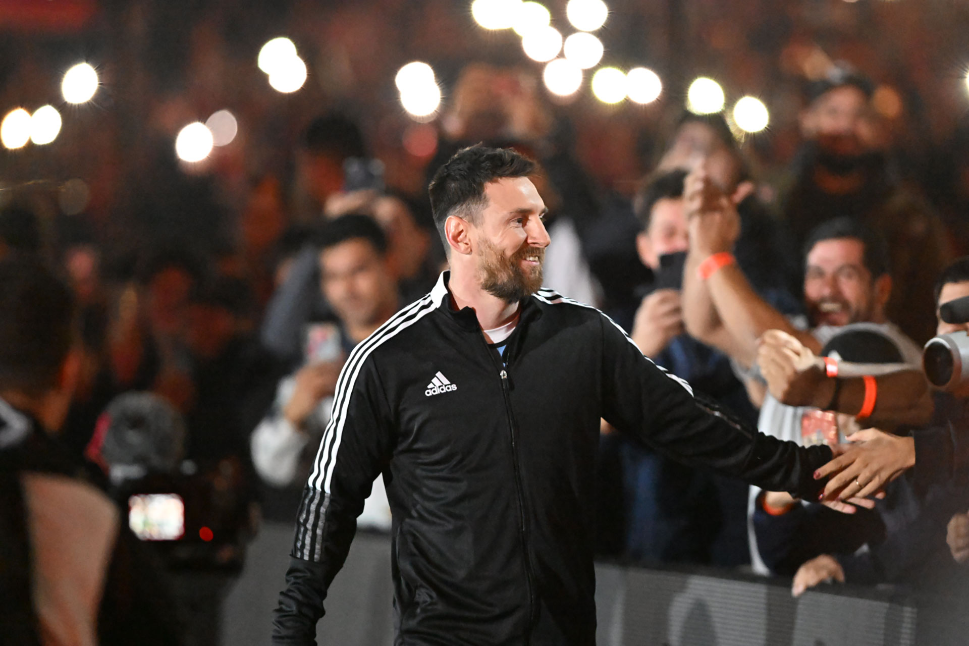 Lionel Messi llego por sorpresa a la despedida de Maxi Rodriguez y el publico exploto