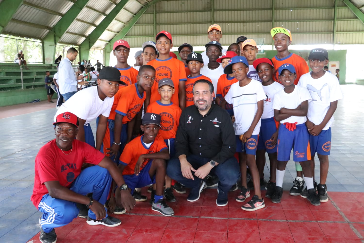 PIE DE FOTO 2 Alberto Rodriguez Mella director ejecutivo del INEFI junto a varios ninos en el multiuso de Consuelo San Pedro de Macoris