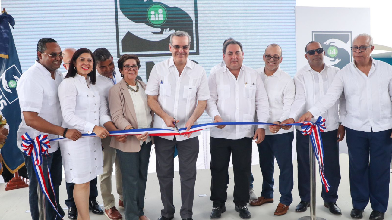 Presidente Abinader entrega remozado hospital de Villa Tapia e inaugura sede del Infotep y centros comunales