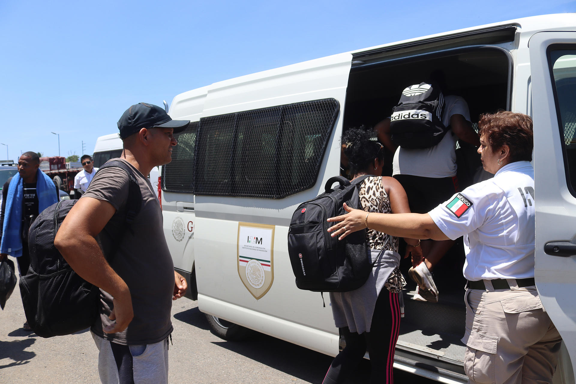 Autoridades hallan a 148 migrantes hacinados en un trailer en el este de Mexico