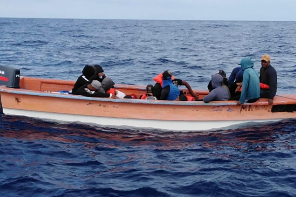 Detienen a once migrantes que desembarcaron en la costa noroeste de Puerto Rico