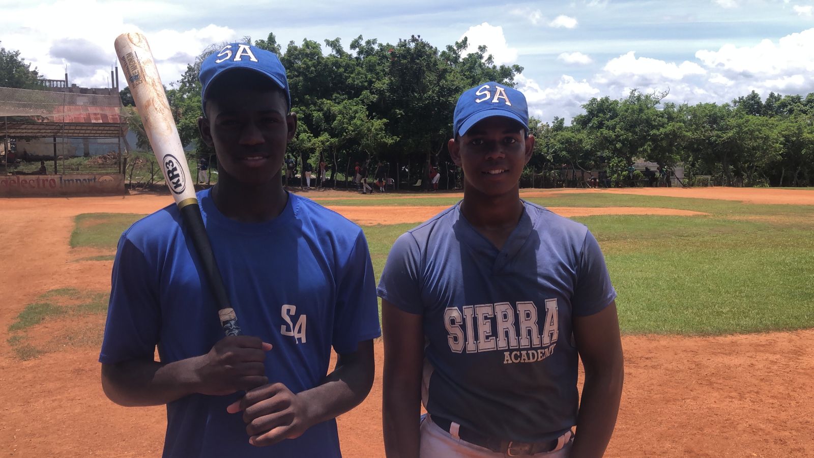 Los Jugadores Carlos Done Y jordanys de Jesus de la Academia Sierra