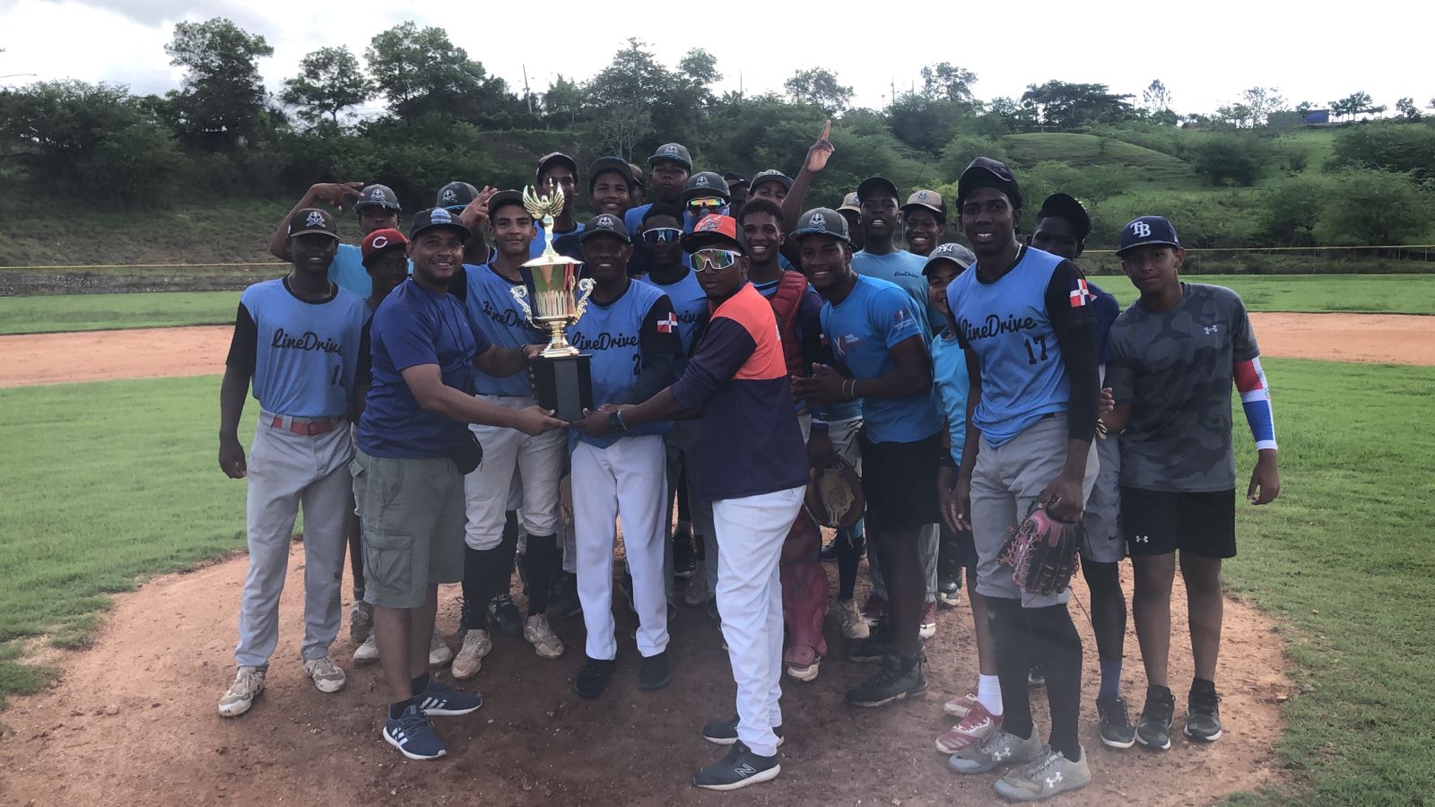 Osiris Reynoso premia con el trofeo de campeones a jugadores y dirigentes de la Academia Line Drive