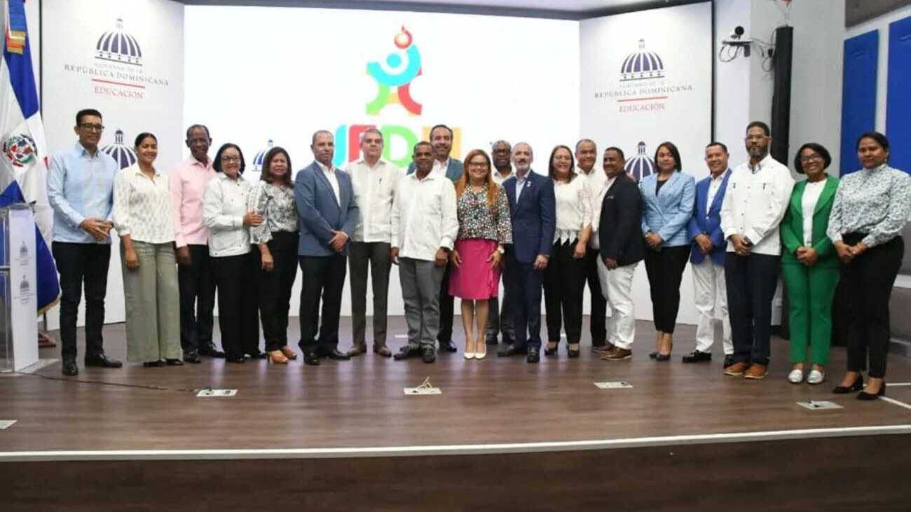 PIE 1 El director ejecutivo del INEFI Alberto Rodriguez Mella con miembros del comite organizador de los X Juegos Escolares Deportivos Nacionales Barahona 2023 2 1 0