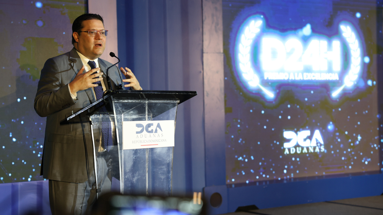 Foto 1 Eduardo Sanz Lovatón, mientras pronuncia su discurso.