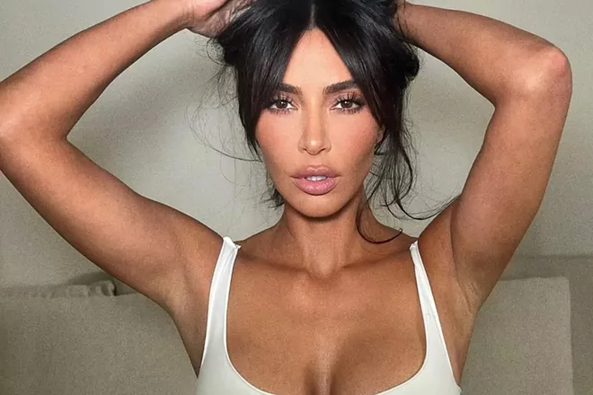 Kim Kardashian subio una foto antigua a sus redes sociales y la borro despues de las criticas de sus seguidores