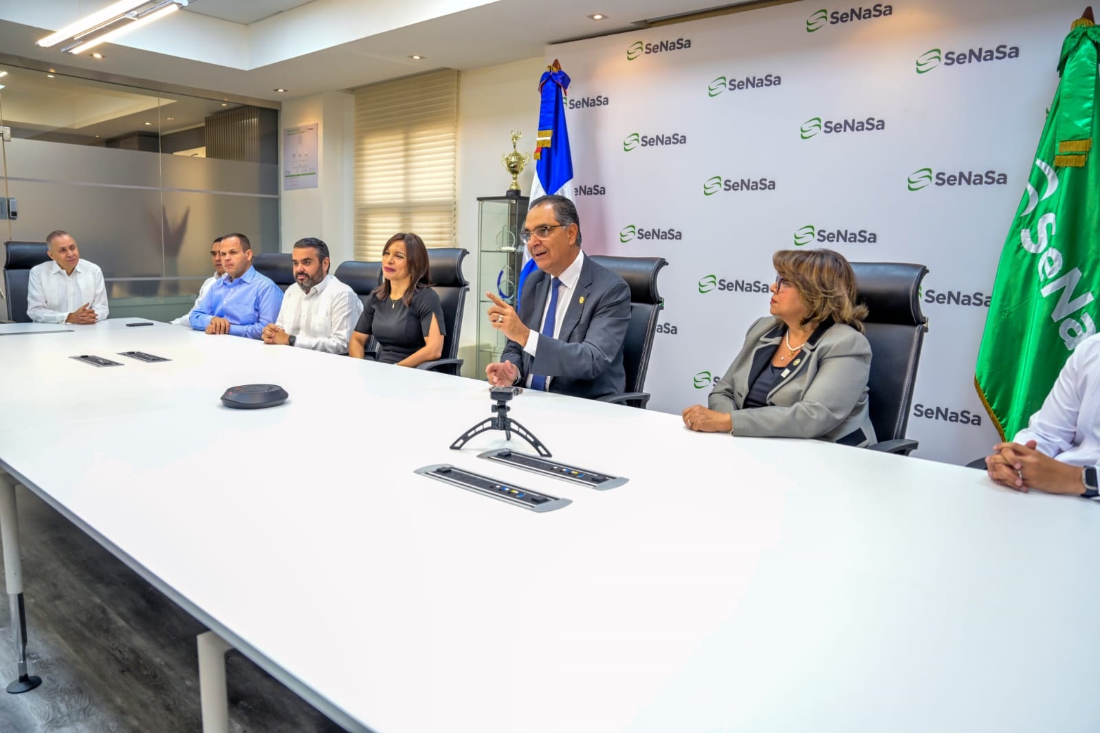 Doctor Santiago Hazim junto al gabinete gerencial