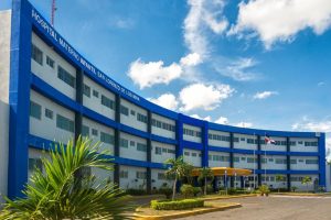 Fachada maternidad de Los Mina