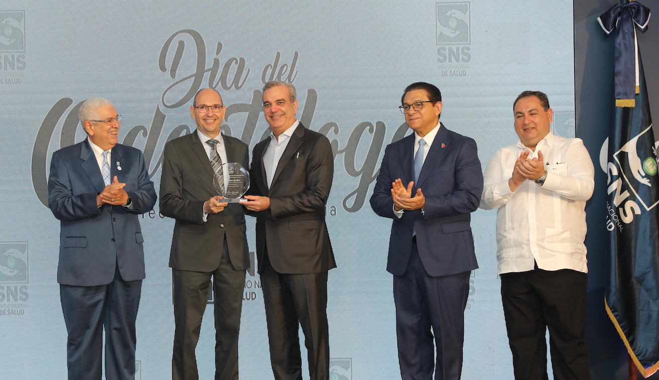 Presidente Abinader es reconocido por odontólogos