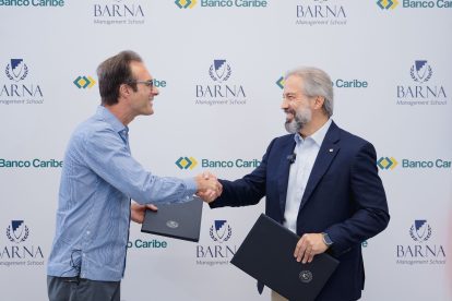 Foto 3, Paulo Alves y Dennis Simó Alvarez se saludan luego de rubricar el convenio.