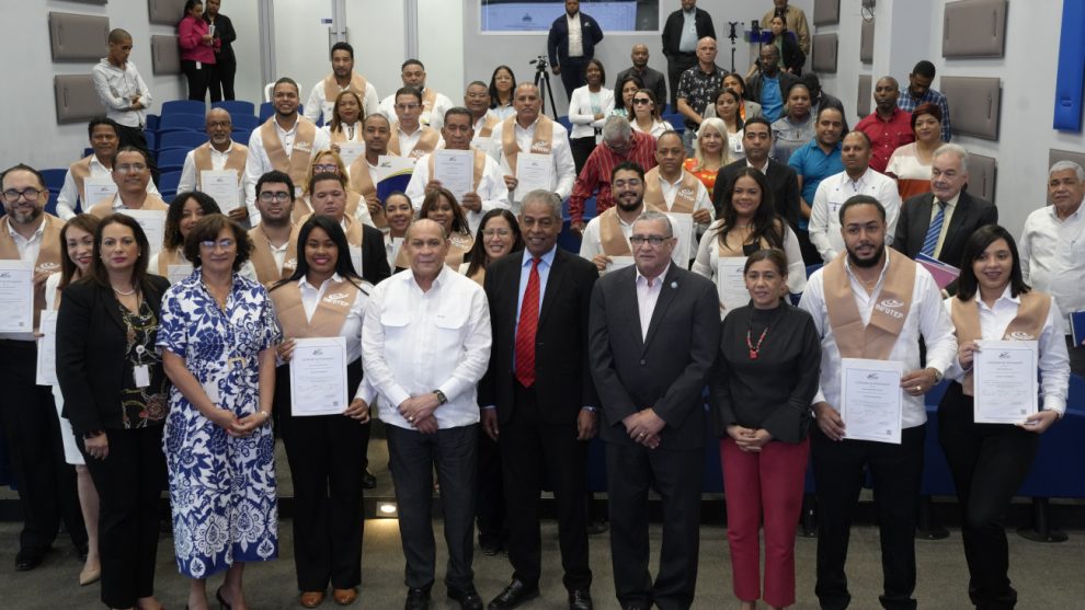 INFOTEP y DIECOM certifican a 44 colaboradores en Liderazgo Transformador