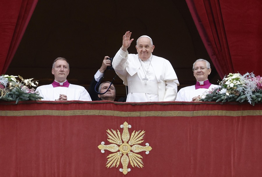 Pope Francis leads Urbi et Orbi blessing in St Peter's Square