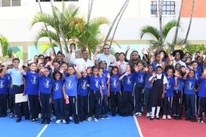 PIE DE FOTO 1 Alberto Rodríguez Mella junto a los alumnos del Centro educativo Santa María