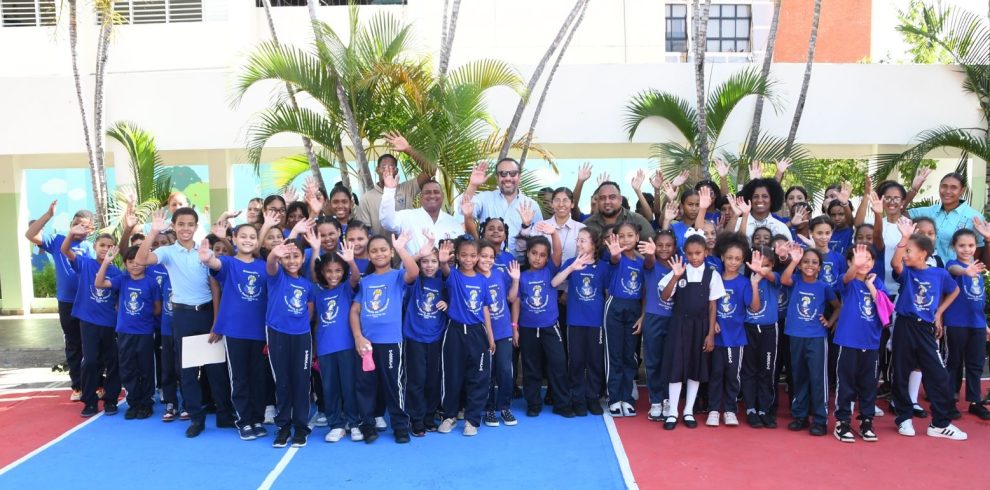 PIE DE FOTO 1 Alberto Rodríguez Mella junto a los alumnos del Centro educativo Santa María