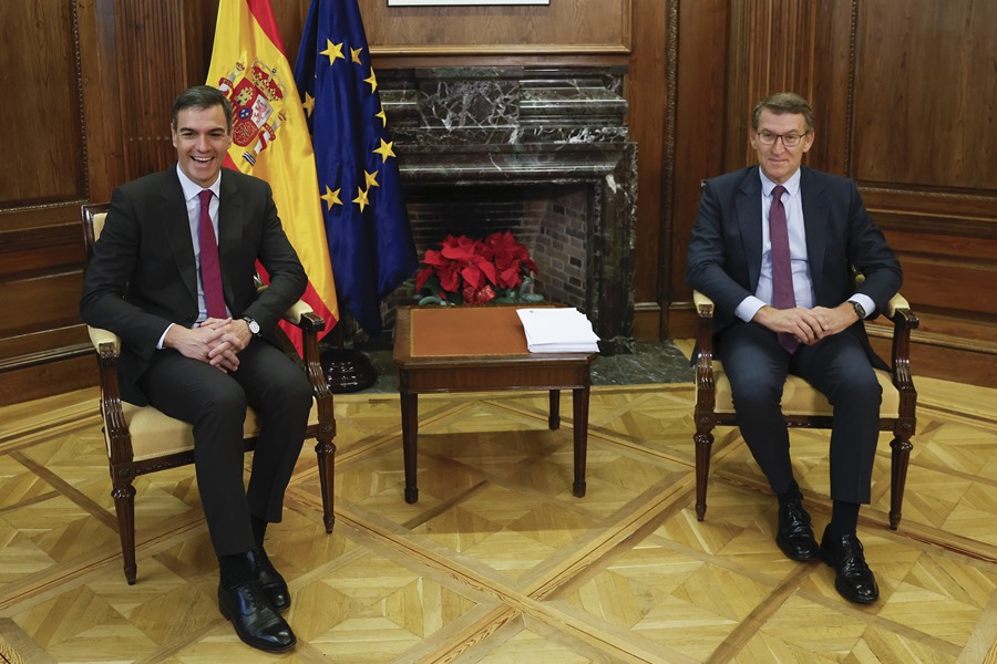 Sánchez y Feijóo, reunidos en el Congreso entre gran expectación por cerrar algún pacto