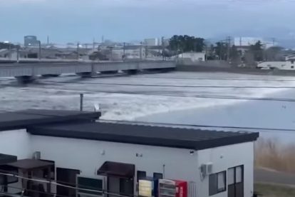 Comienzan los tsunamis este primero de enero en la costa oeste de Japon