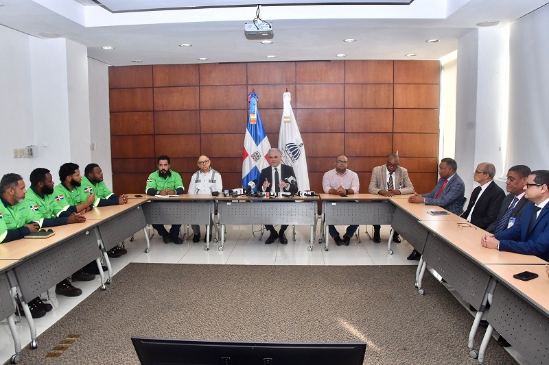 Luis Miguel De Camps junto a representantes del sindicato y equipo de la institución. (1)