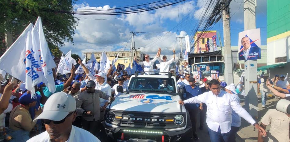 Abinader encabez ayer una enorme caravana hacia Santiago