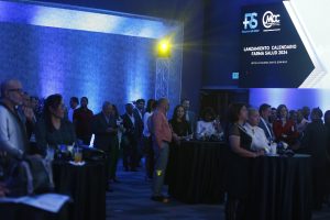 Foto 3, Vista parcial de público que acudió al acto.