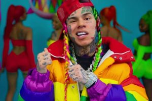 Tekashi en foto de archivo de PaginaUnoDo